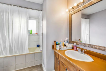Kitchen Photo of 15420 96 Avenue, Surrey, BC