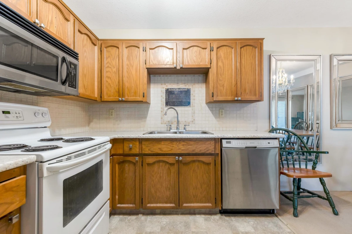 Dining Area Photo of 107 32119 Old Yale Road, Abbotsford, BC