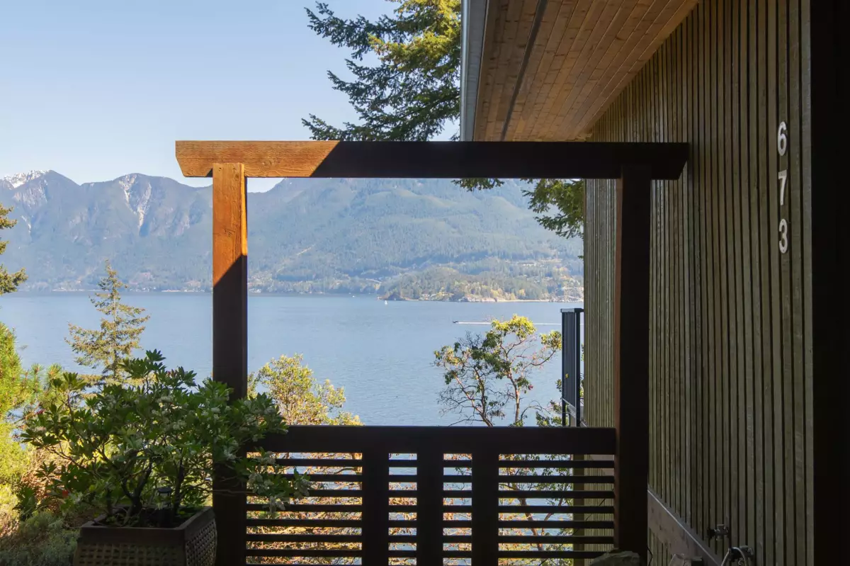 Family Room Photo of 673 Cliff Road, Bowen Island, BC