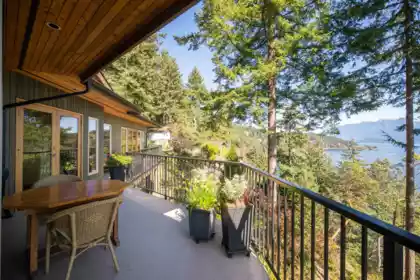 Front Yard Photo of 673 Cliff Road, Bowen Island, BC