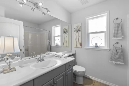Primary Bathroom Photo of 16 32250 Downes Road, Abbotsford, BC