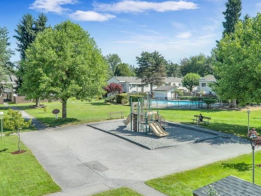 Swimming Pool Photo of 77 14129 104 Avenue, Surrey, BC
