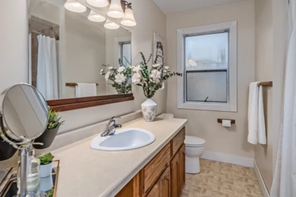 Mudroom Photo of 8442 Harms Street, Mission, BC