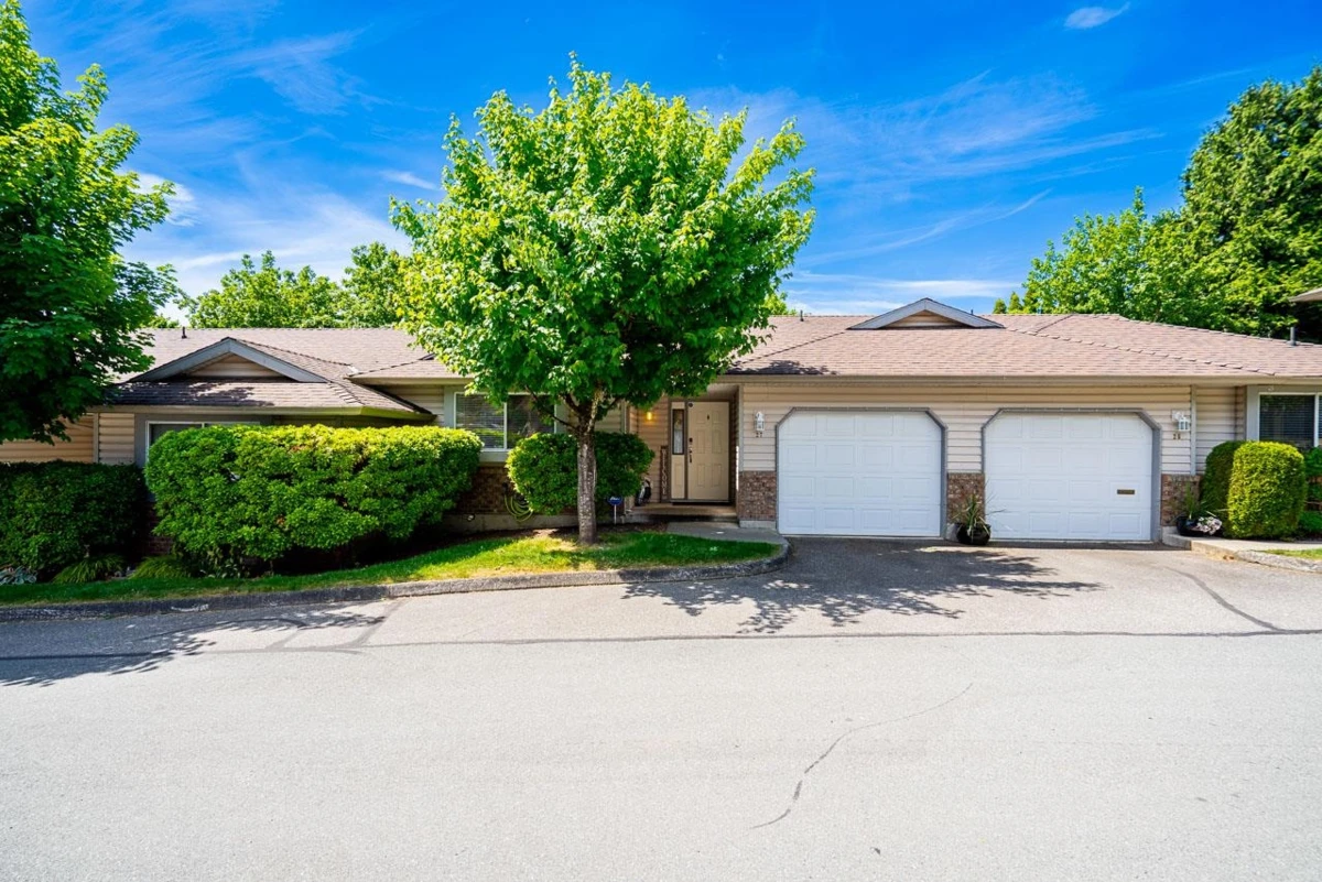 Living Room Photo of 27 2023 Winfield Drive, Abbotsford, BC
