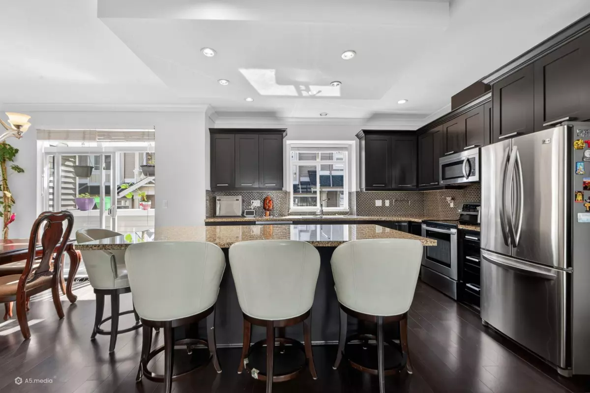 Dining Area Photo of 11 2925 King George Boulevard, Surrey, BC