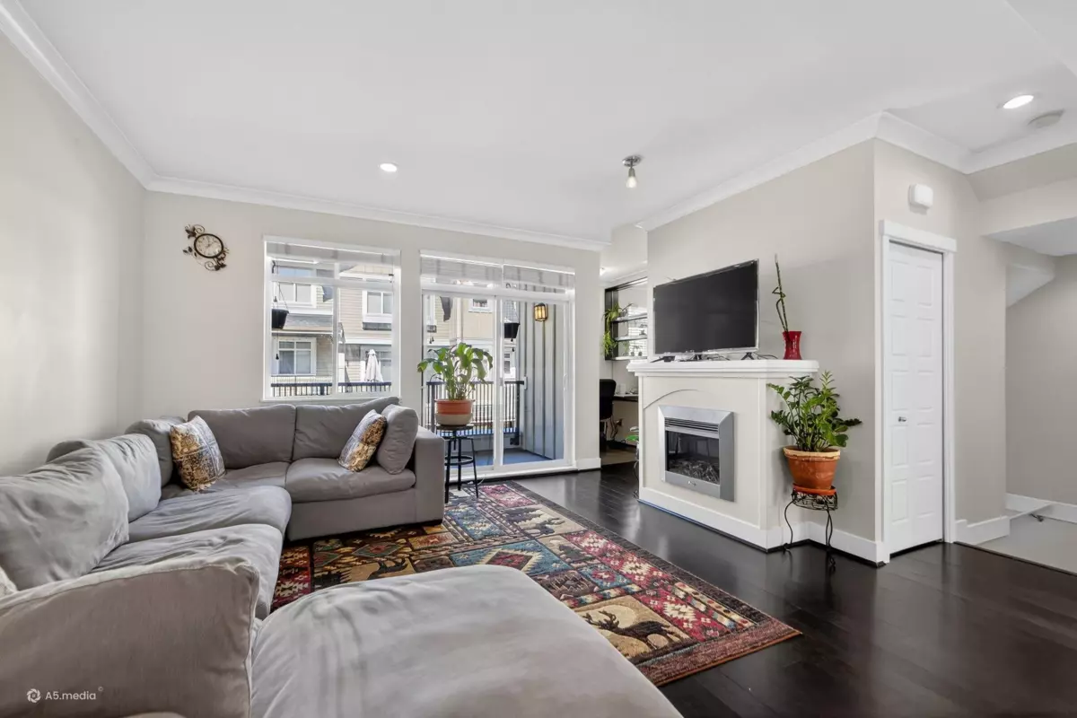 Family Room Photo of 11 2925 King George Boulevard, Surrey, BC