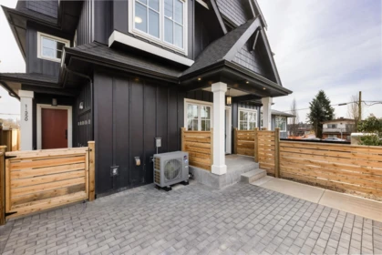 Front Yard Photo of 2 550 Kaslo Street, Vancouver, BC
