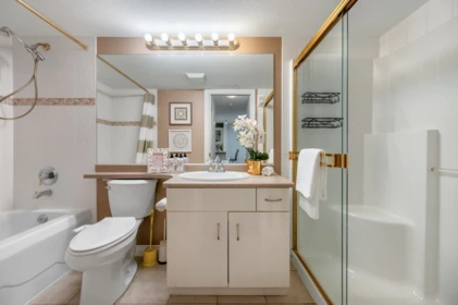 Guest Bathroom Photo of 105 988 W 54th Avenue, Vancouver, BC
