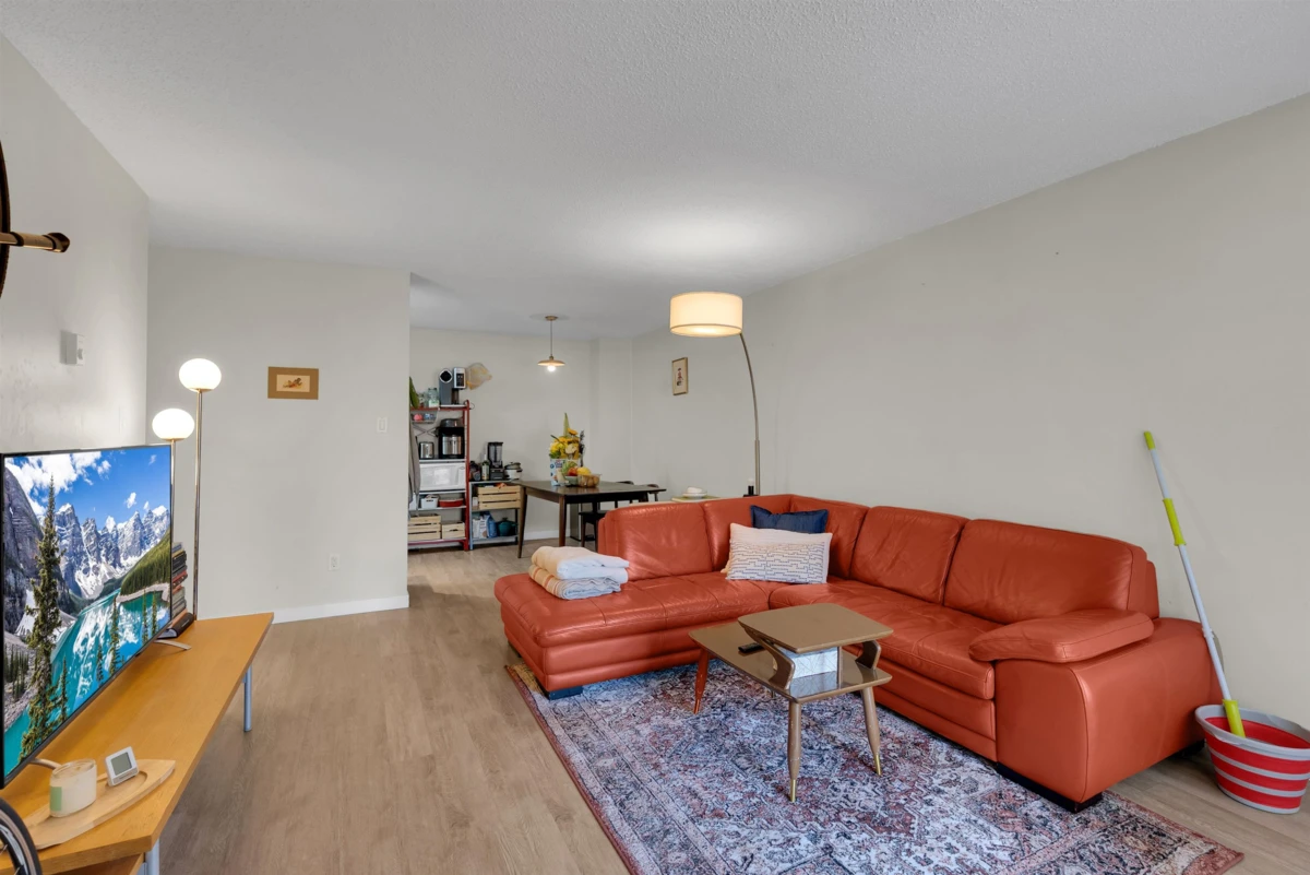 Dining Area Photo of 105 975 E Broadway, Vancouver, BC