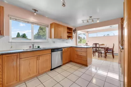 Kitchen Island Photo of 11580 Seahurst Road, Richmond, BC
