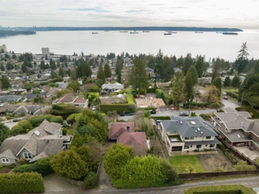 Fitness Center Photo Near 2575 Queens Avenue, West Vancouver, BC
