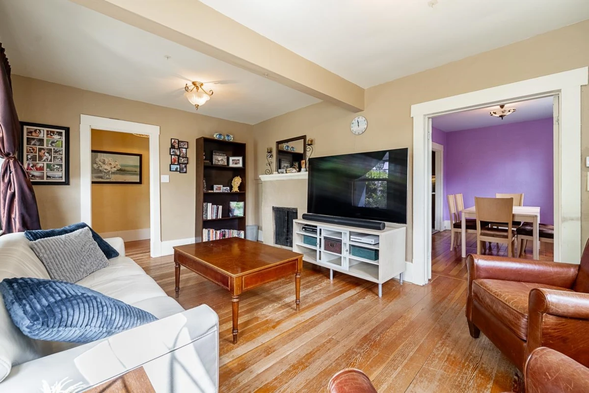 Living Room Photo of 264 W Queens Road, North Vancouver, BC