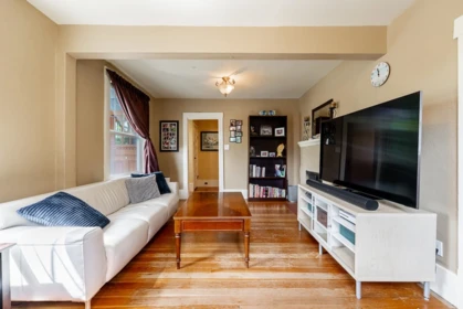 264 W Queens Road, North Vancouver, BC, North Vancouver — Single Family Residence for sale