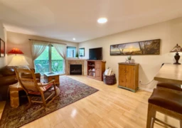 404 5631 Inlet Avenue, Sechelt, BC