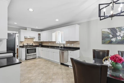 Kitchen Island Photo of 33497 11 Avenue, Mission, BC