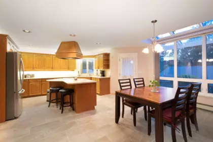 Kitchen Island Photo of 6440 Rosebery Avenue, West Vancouver, BC