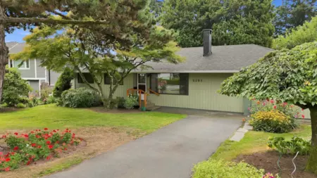 Garden / Landscaping Photo of 2161 Floralynn Crescent, North Vancouver, BC