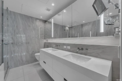 Hallway Photo of 214 1355 Bellevue Avenue, West Vancouver, BC