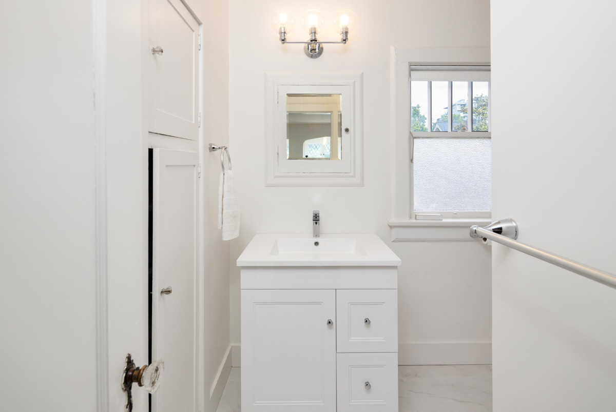 Entry Foyer Photo of 1121 W 16th Avenue, Vancouver, BC