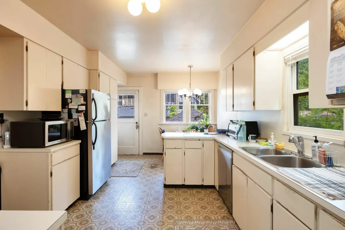 Front Yard Photo of 1121 W 16th Avenue, Vancouver, BC