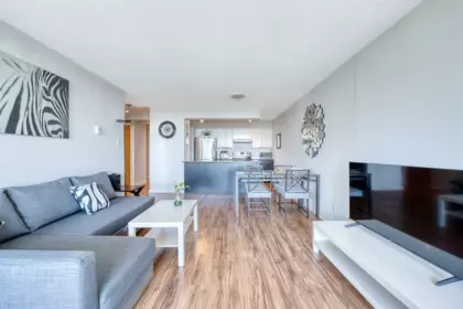 2201 9521 Cardston Court, Burnaby, BC, Burnaby — Apartment/Condo for sale