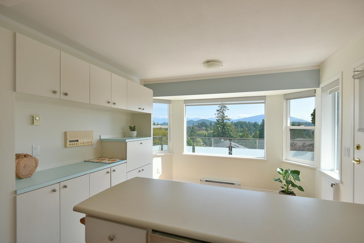 Breakfast Nook Photo of 808 Bayview Heights Road, Gibsons, BC