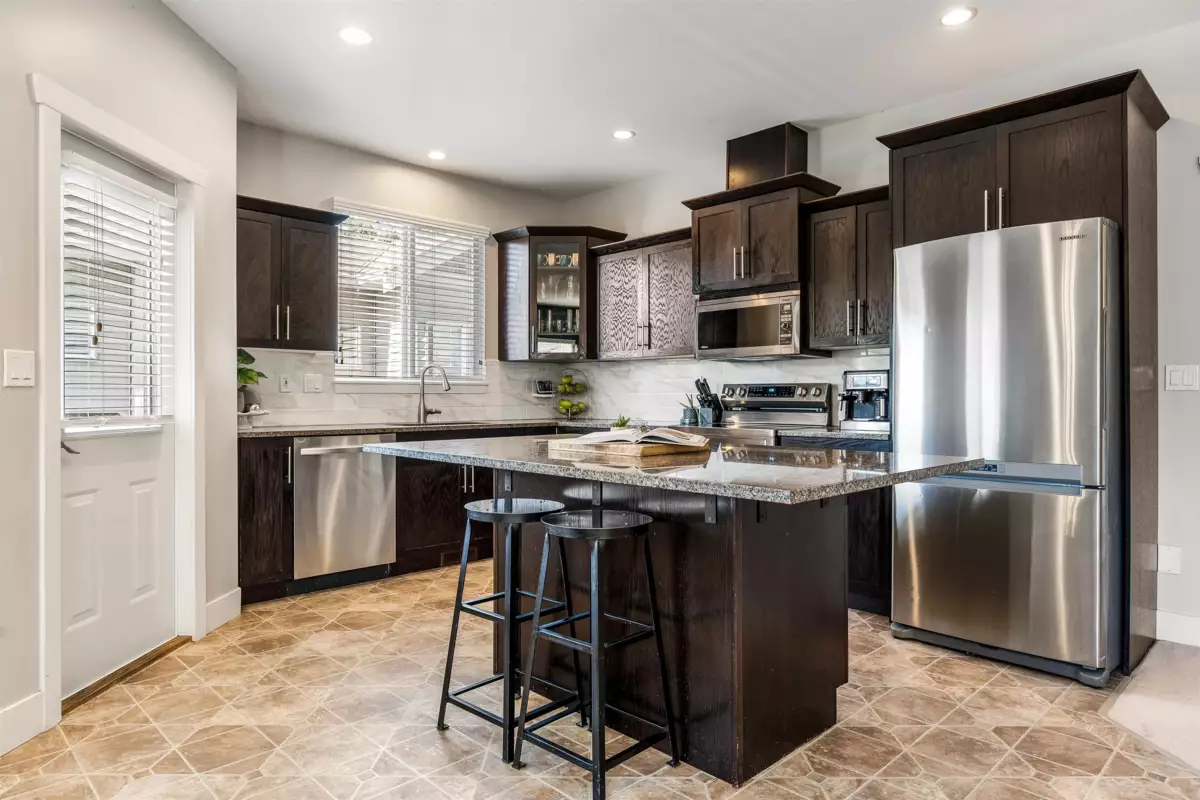 Kitchen Island Photo of 3 46238 Strathcona Road, Chilliwack, BC