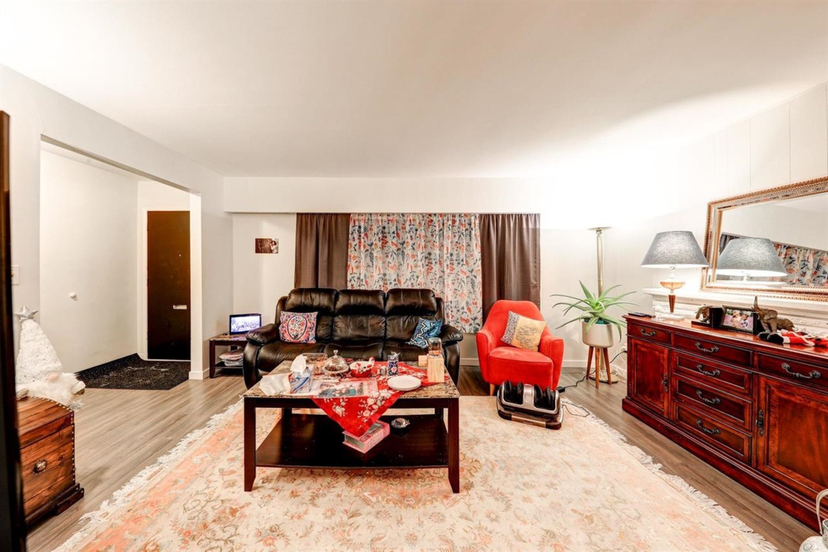 Kitchen Island Photo of 8020 Lucas Road, Richmond, BC