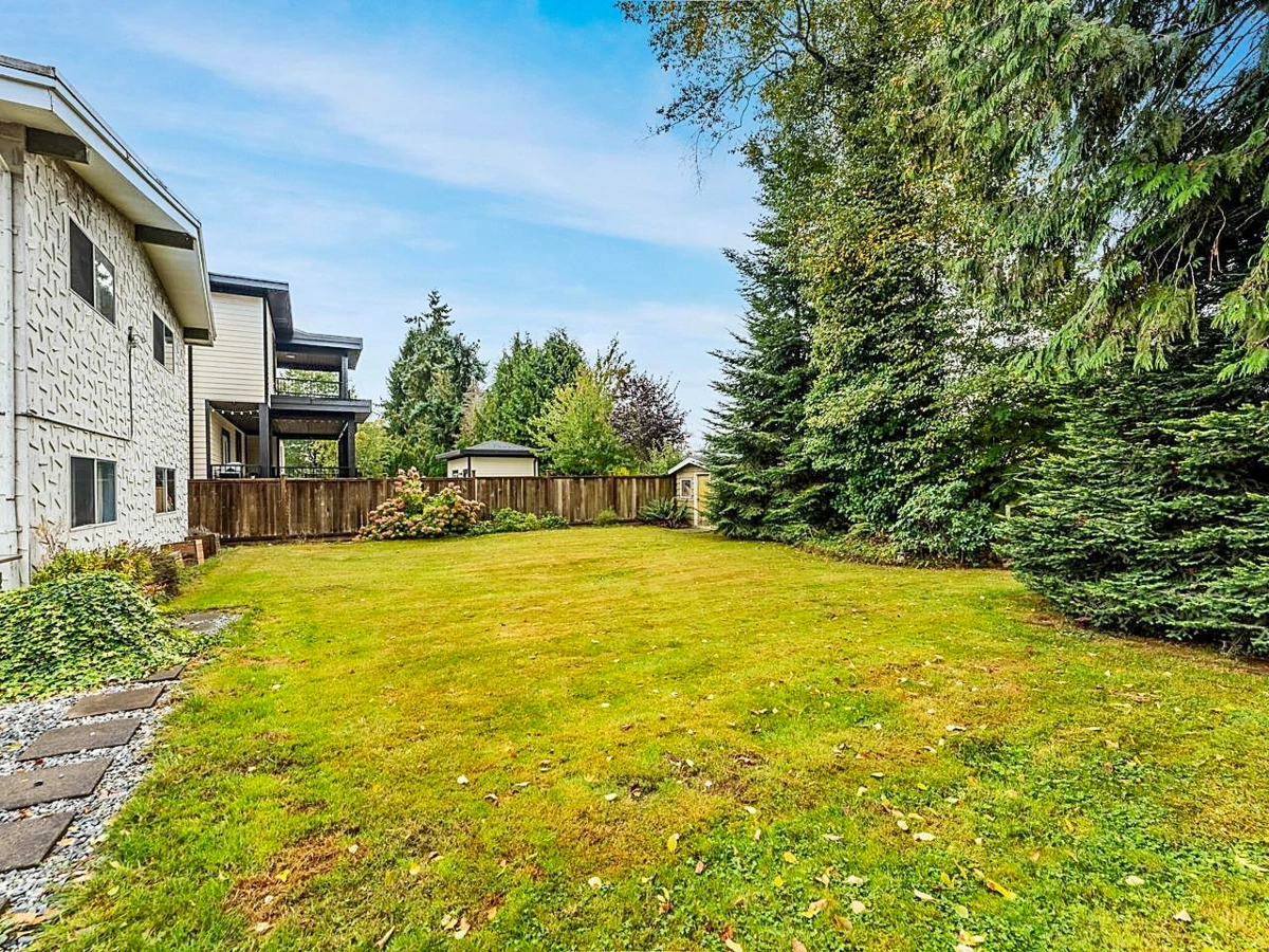 Swimming Pool Photo of 11872 78b Avenue, Delta, BC