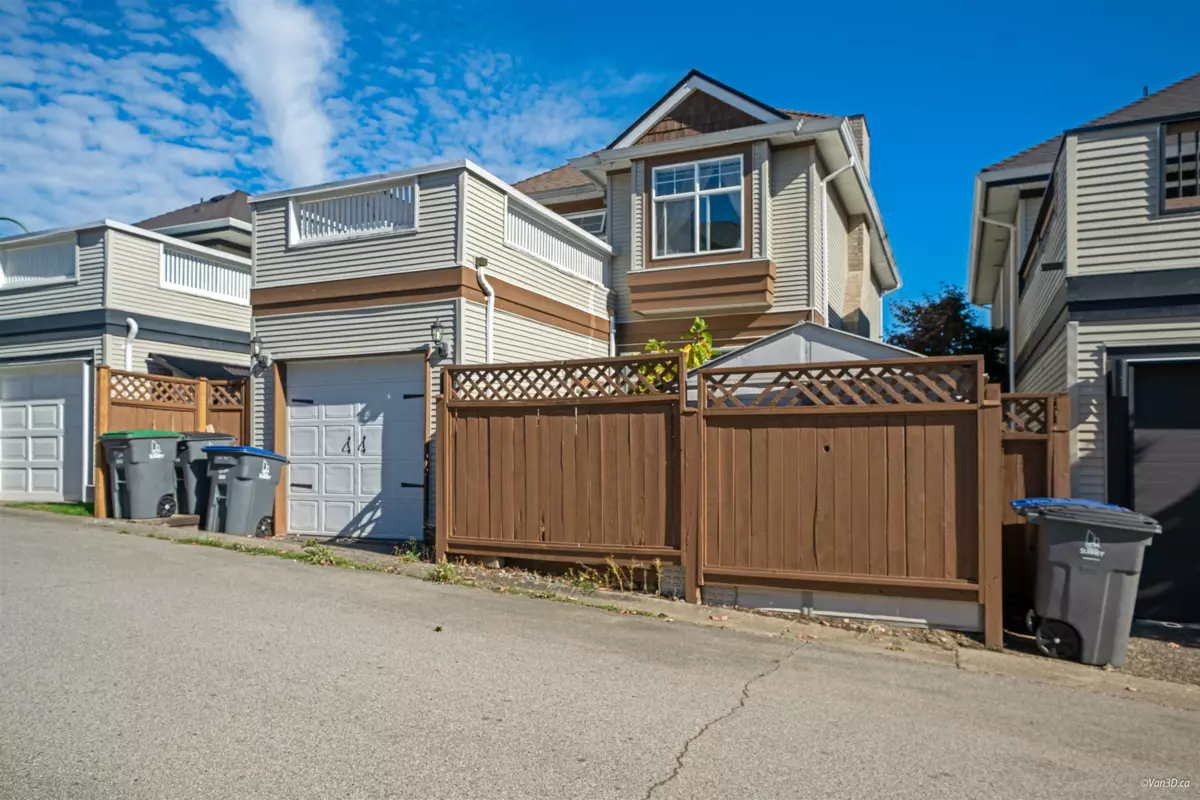 Entry Foyer Photo of 5731 148b Street, Surrey, BC
