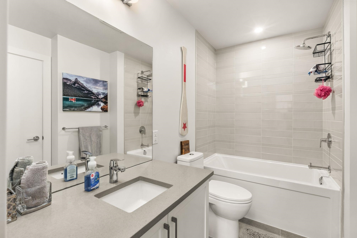 Entry Foyer Photo of 301 2555 Ware Street, Abbotsford, BC