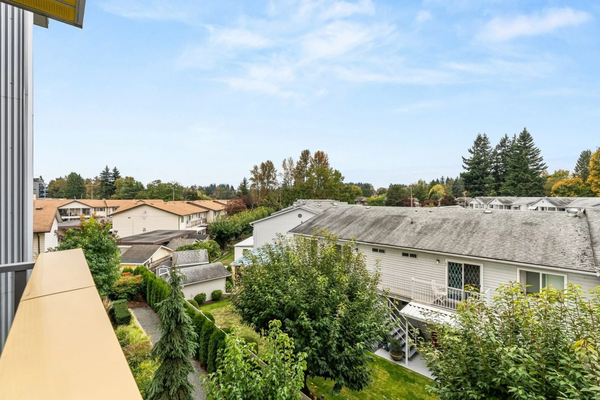 Front Yard Photo of 301 2555 Ware Street, Abbotsford, BC