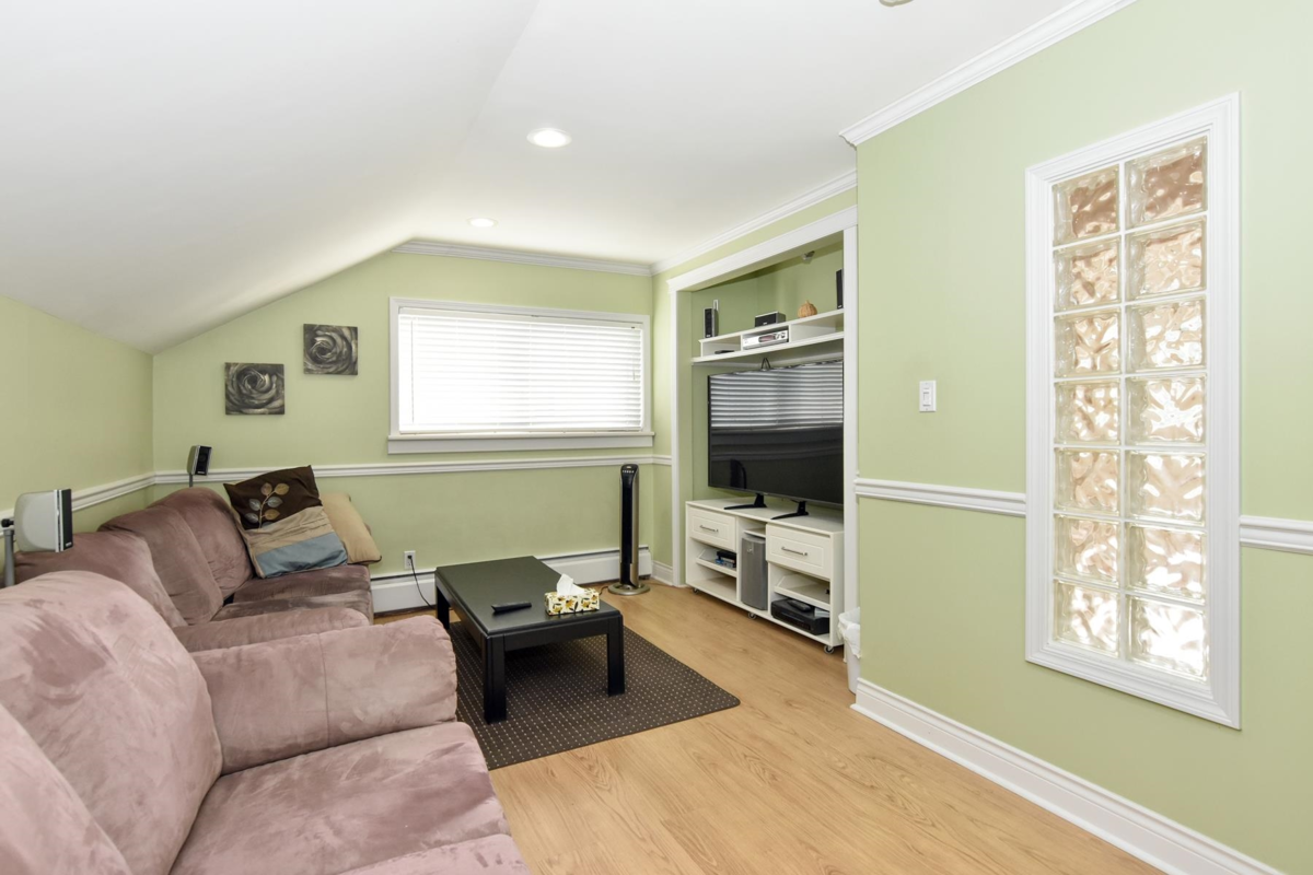 Garden / Landscaping Photo of 4222 Victory Street, Burnaby, BC