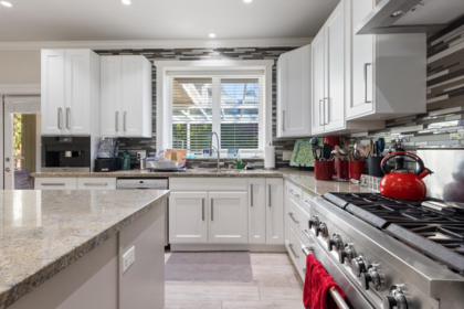 Kitchen Island Photo of 16211 31 Avenue, Surrey, BC