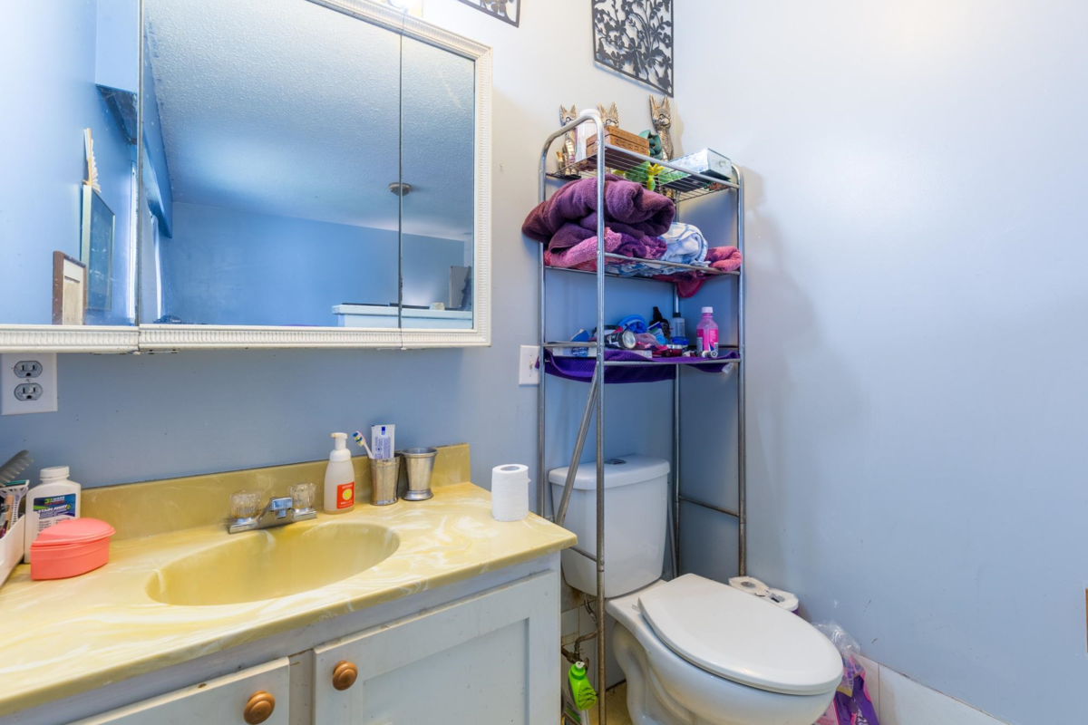 Hallway Photo of 32633 Marshall Road, Abbotsford, BC