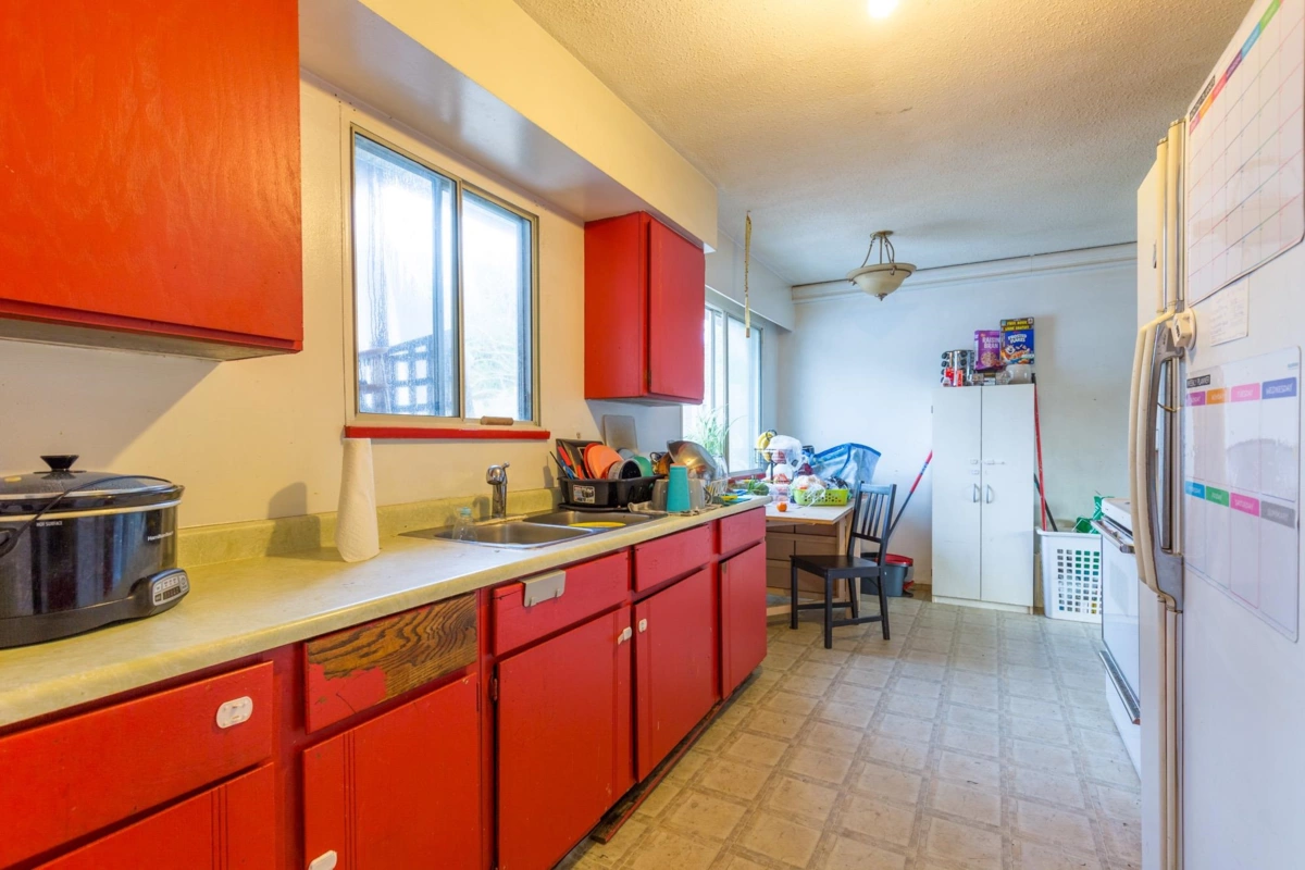 Walk-In Closet Photo of 32633 Marshall Road, Abbotsford, BC