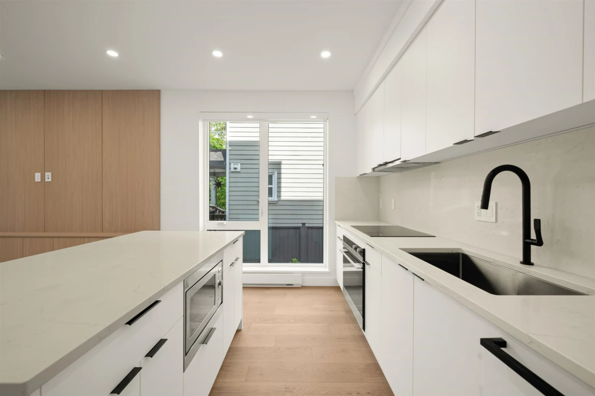 Primary Bathroom Photo of 1904 E 8th Avenue, Vancouver, BC