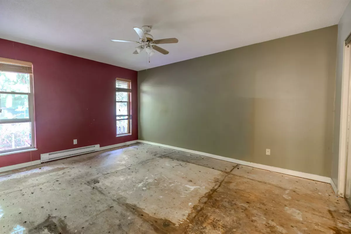 Kitchen Island Photo of 538 Reed Road, Gibsons, BC