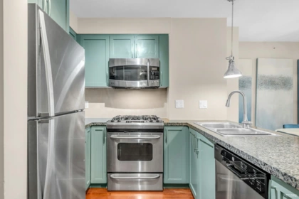 412 3811 Hastings Street, Burnaby, BC, Burnaby — Apartment/Condo for sale