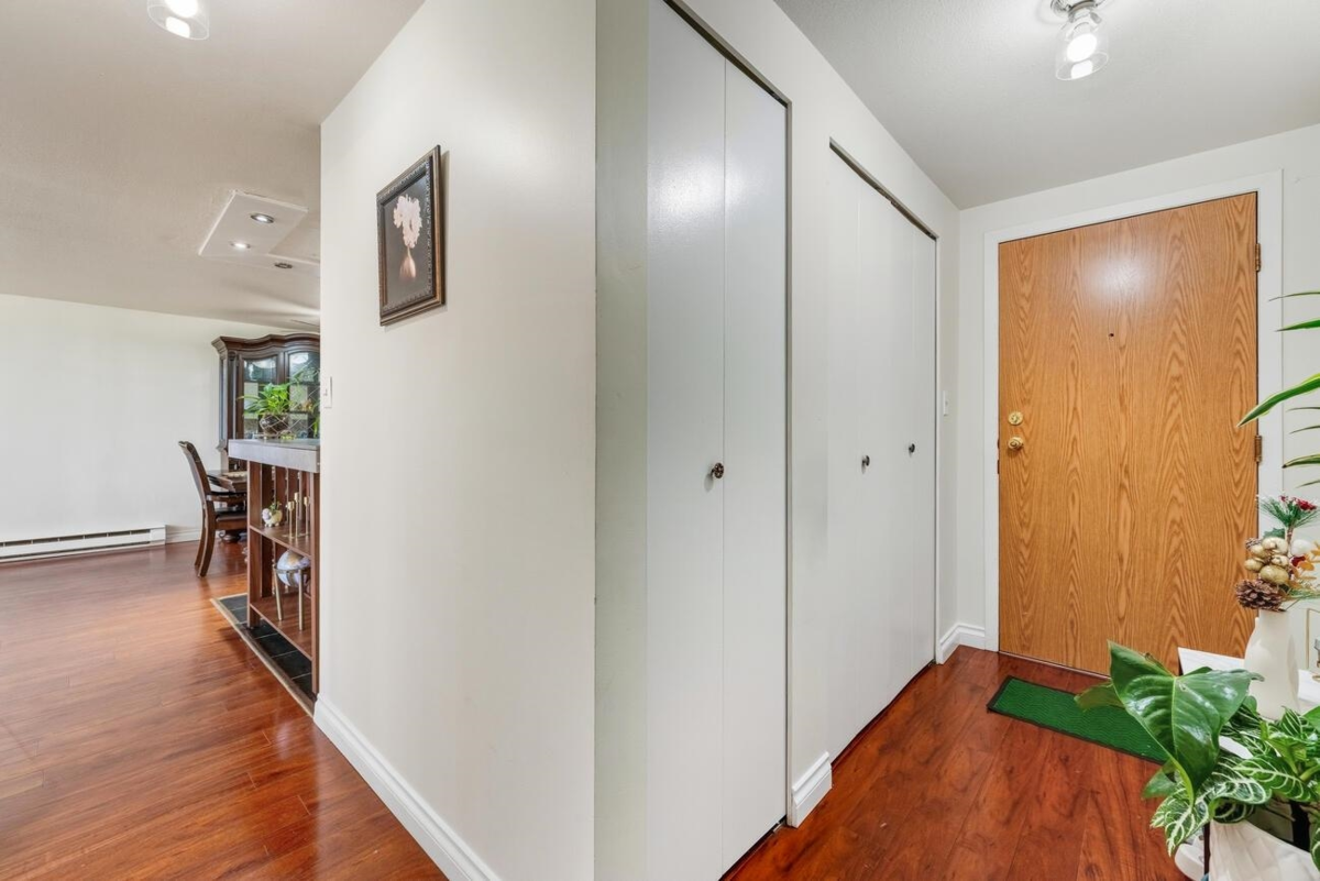 Living Room Photo of 504 534 Sixth Street, New Westminster, BC