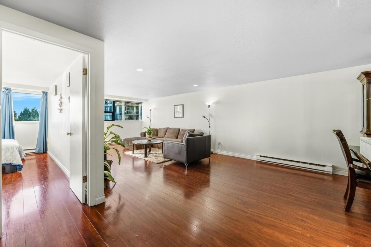 Walk-In Closet Photo of 504 534 Sixth Street, New Westminster, BC