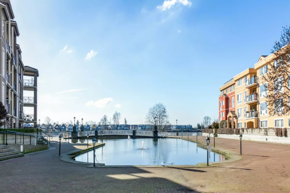 Outdoor Patio Photo of 1607 1 Renaissance Square, New Westminster, BC