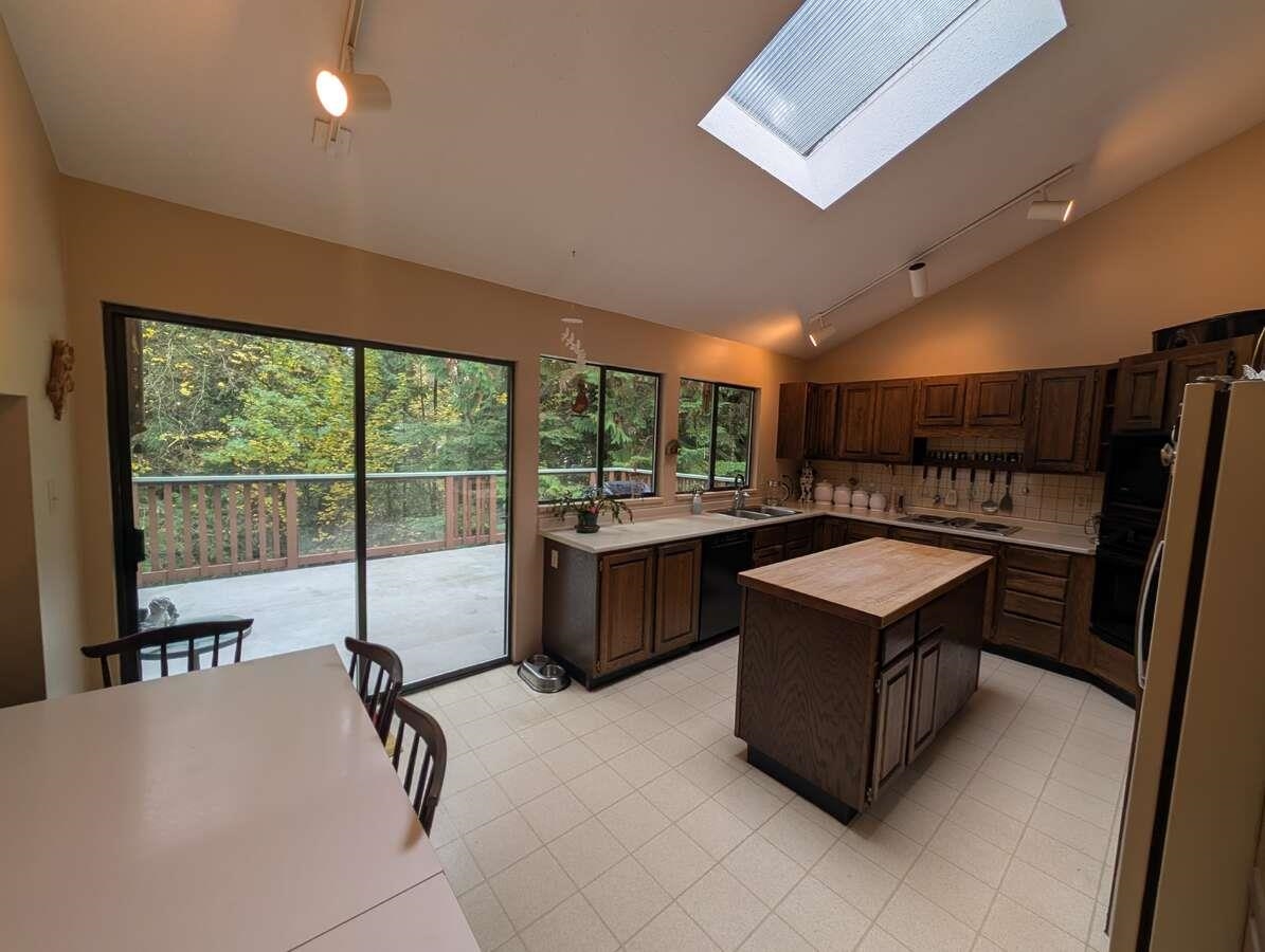 Breakfast Nook Photo of 1498 Chamberlain Drive, North Vancouver, BC