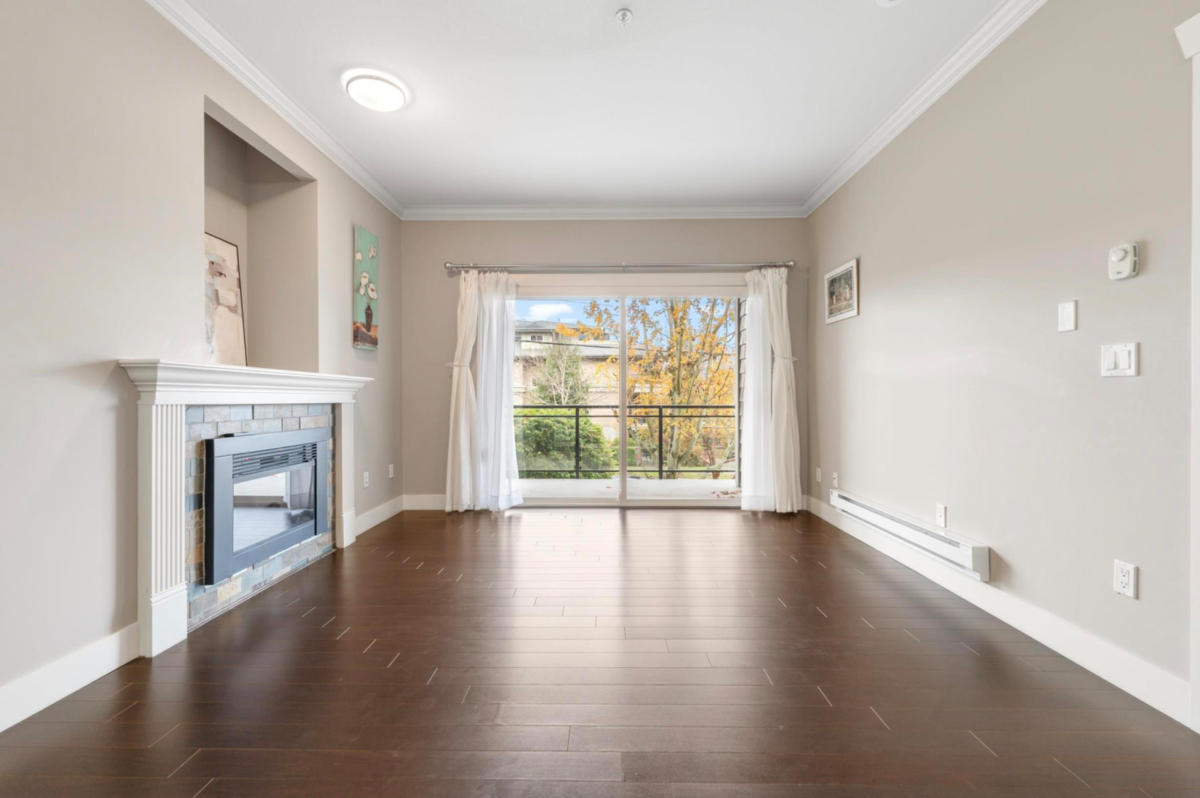 Dining Area Photo of 210 15368 17a Avenue, Surrey, BC