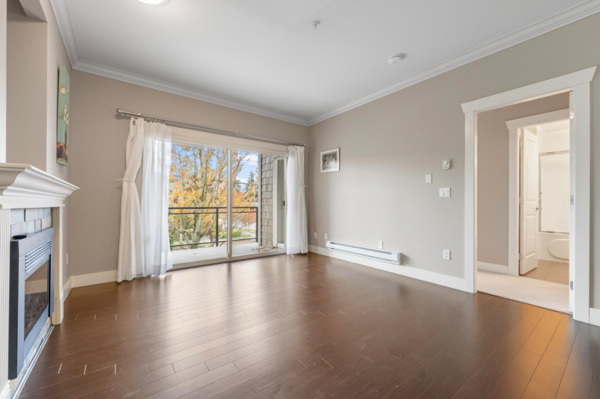 Family Room Photo of 210 15368 17a Avenue, Surrey, BC