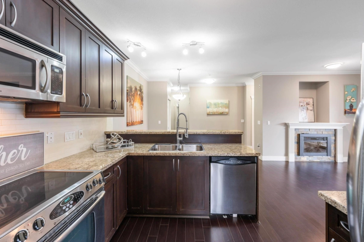 Kitchen Photo of 210 15368 17a Avenue, Surrey, BC