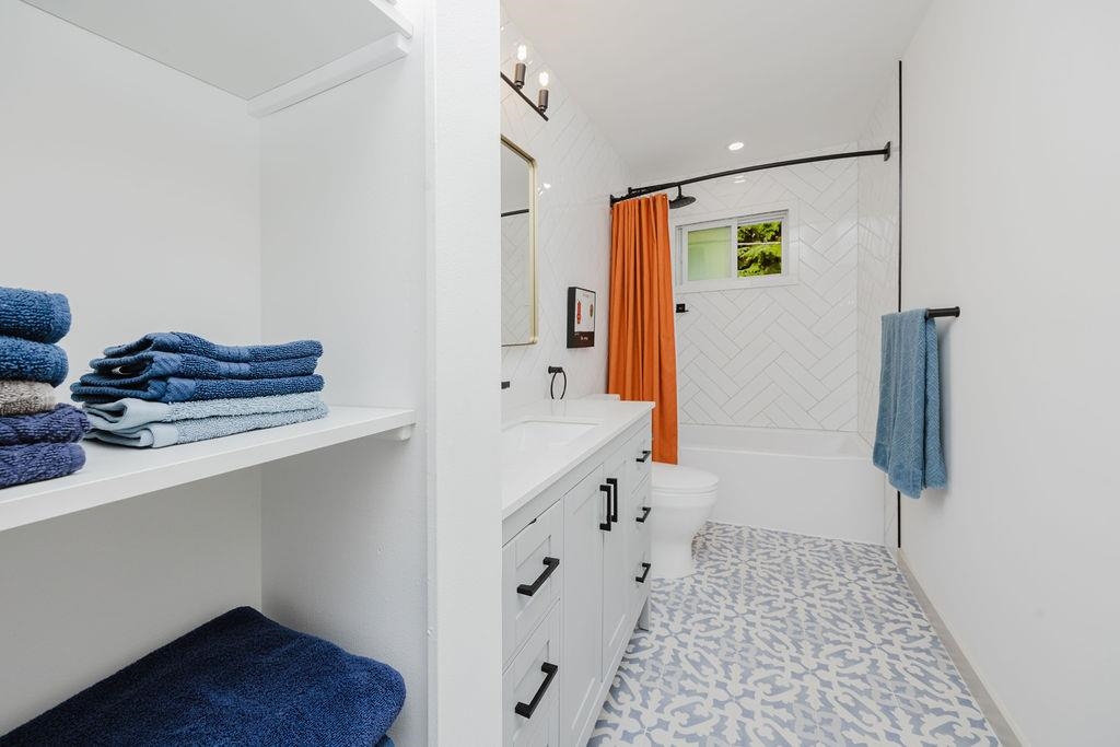 Basement Recreation Room Photo of 723 Tricklebrook Way, Gibsons, BC