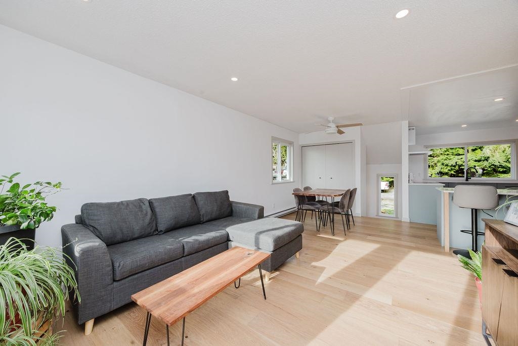 Kitchen Photo of 723 Tricklebrook Way, Gibsons, BC