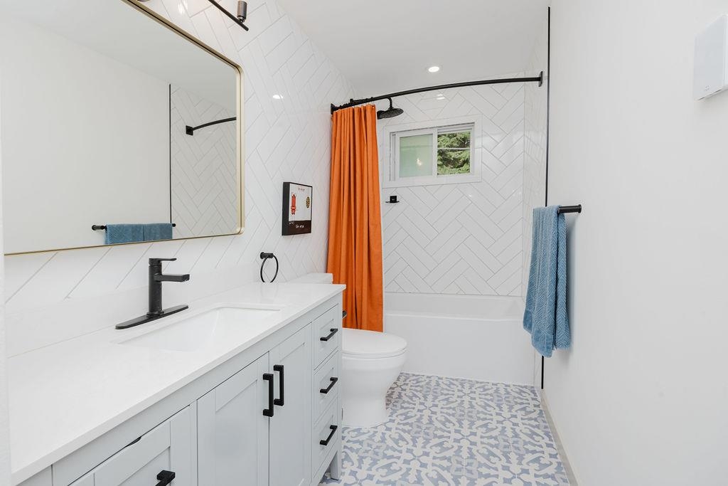 Laundry Room Photo of 723 Tricklebrook Way, Gibsons, BC