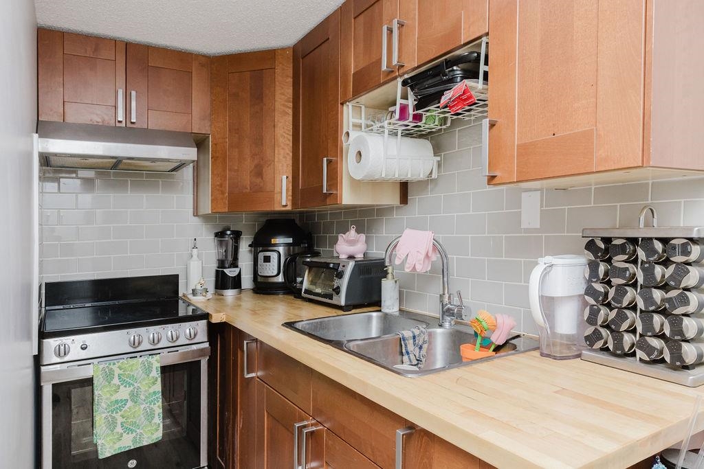 Outdoor Deck Photo of 723 Tricklebrook Way, Gibsons, BC